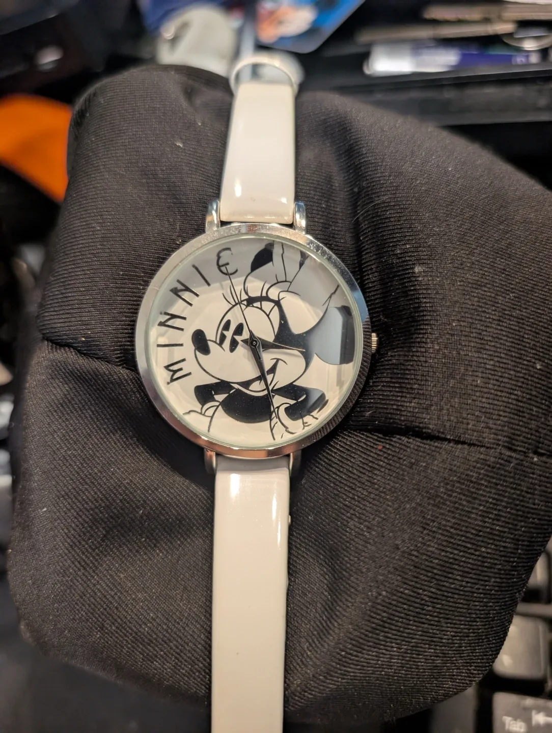 Mint vintage Disney Minnie Mouse Watch with Box image indicator(2)