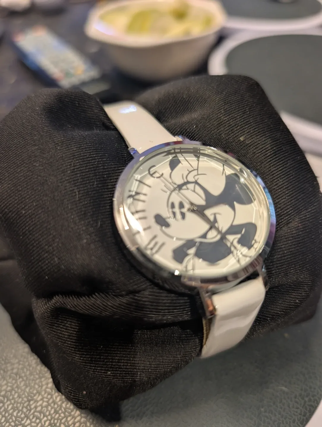 Mint vintage Disney Minnie Mouse Watch with Box image indicator(5)