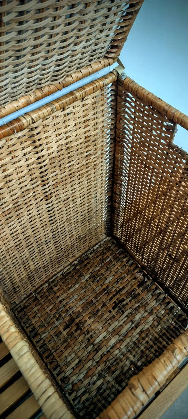 Wicker Laundry Hamper with Lid image indicator(3)