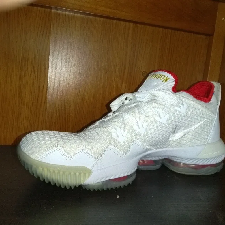 Jordans like new size 10.5 image indicator(4)