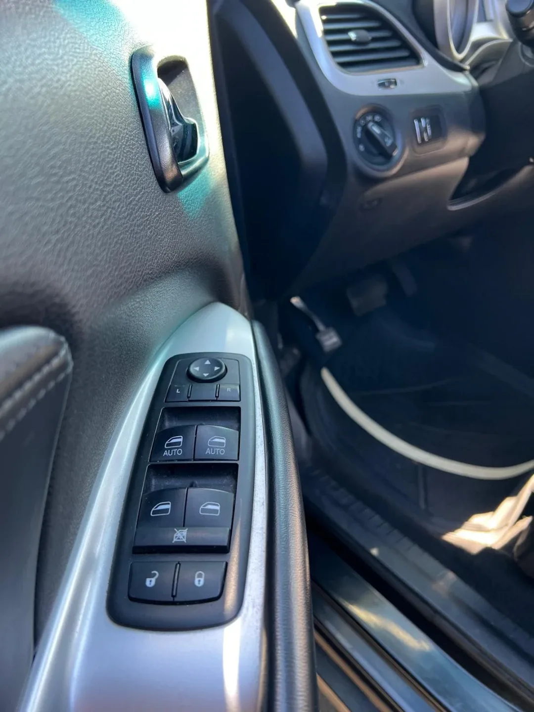 Dodge Journey - Black SUV image indicator(6)