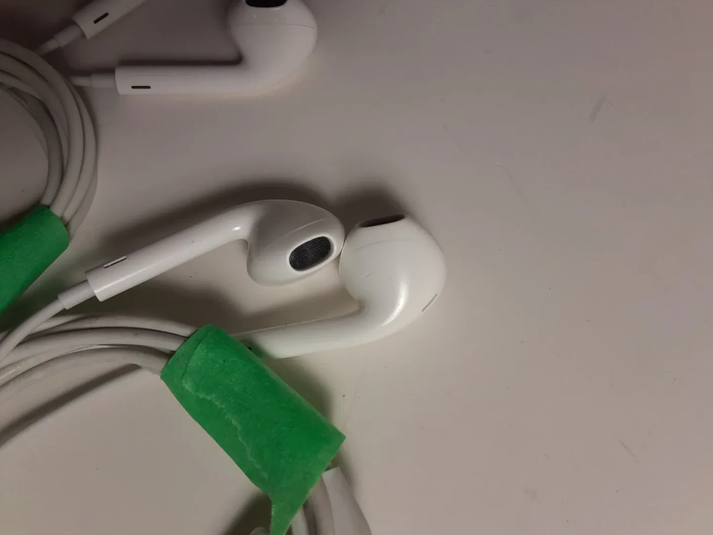 White Apple EarPods With Lightning Connector | x3 image indicator(4)