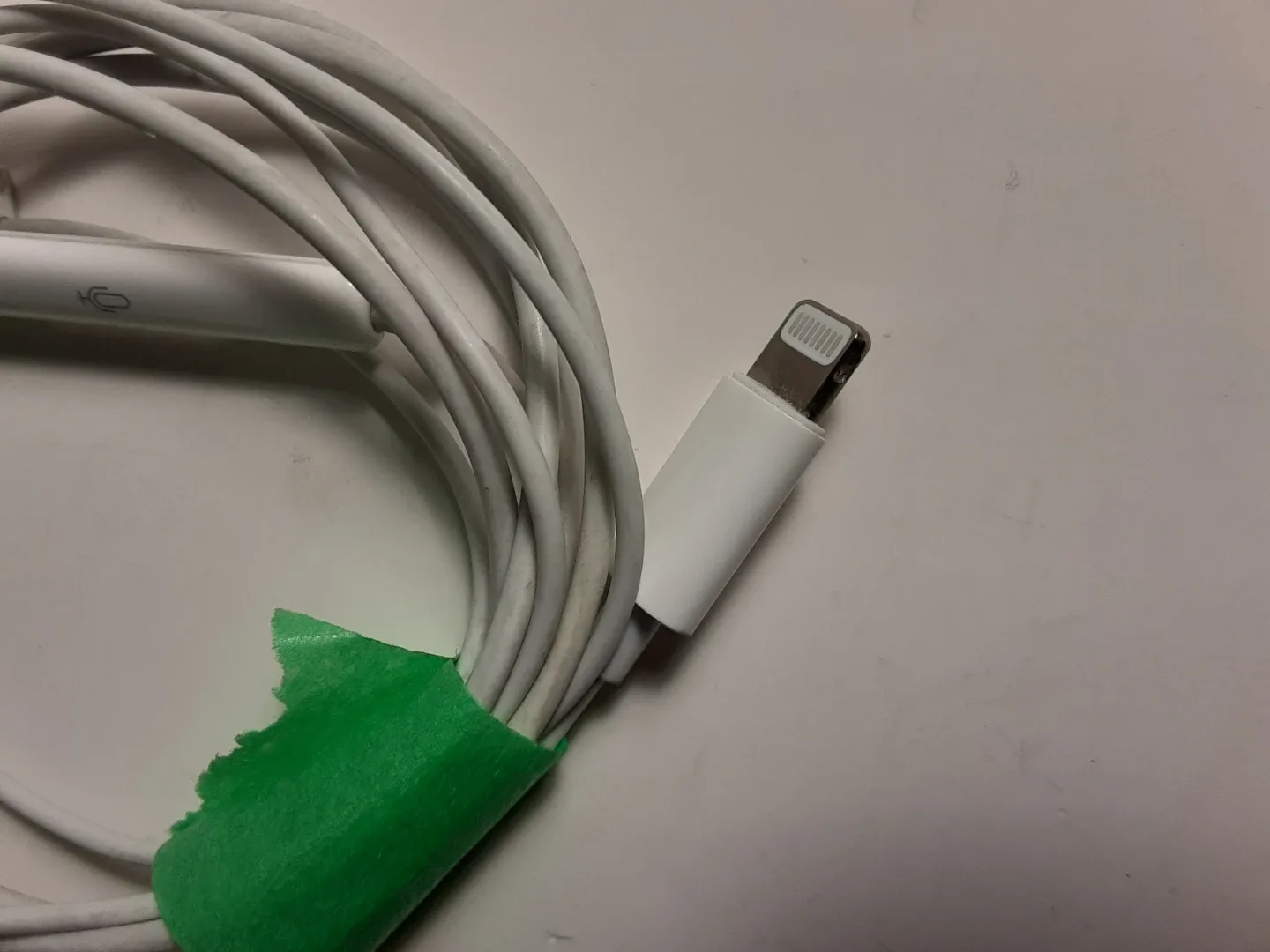 White Apple EarPods With Lightning Connector | x3 image indicator(7)