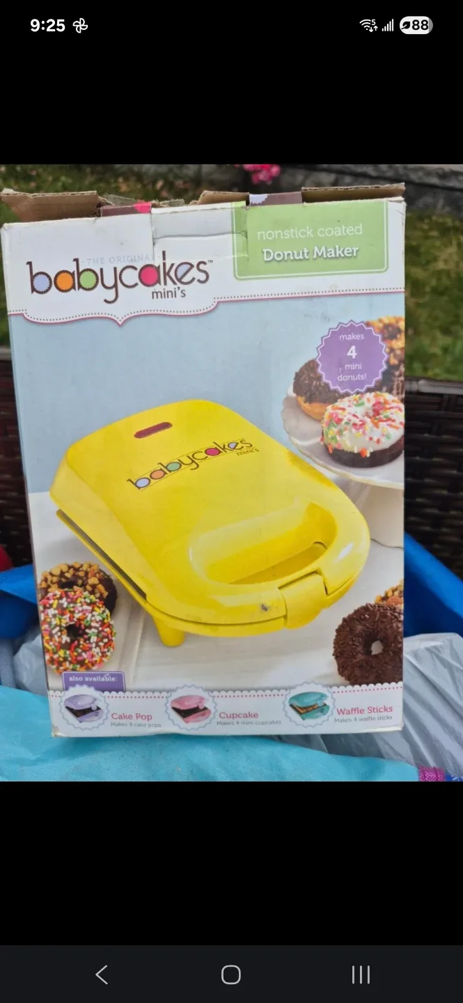 Both Babycakes Mini Donut Maker & Bella Cake Pop Maker image indicator(4)