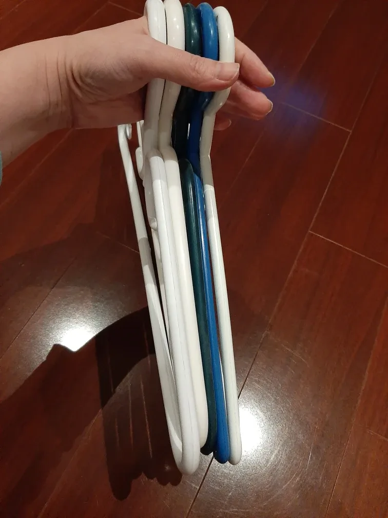 5 Thick Coat Hangers image indicator(2)