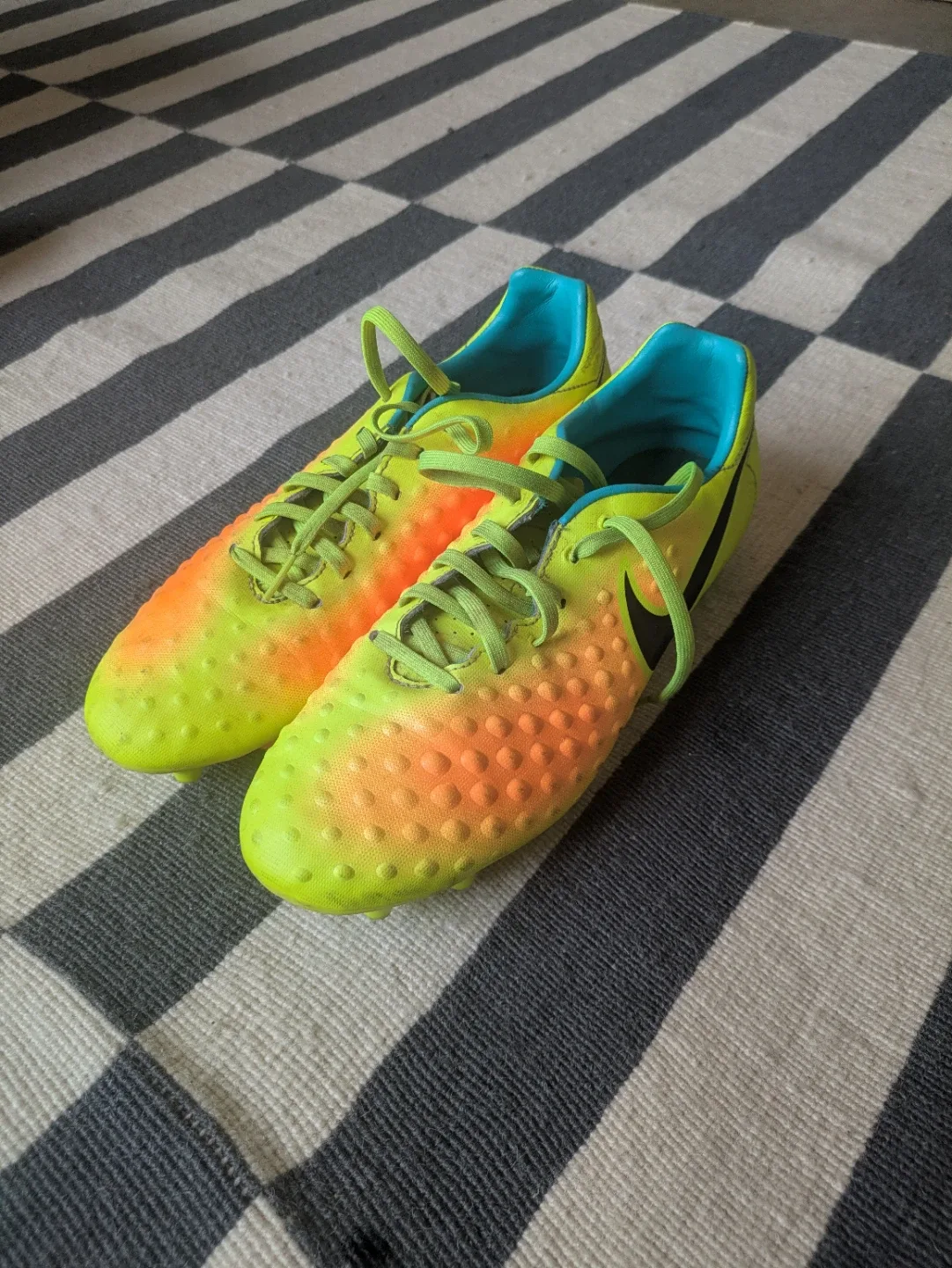 Nike Soccer Cleats - Size US 8