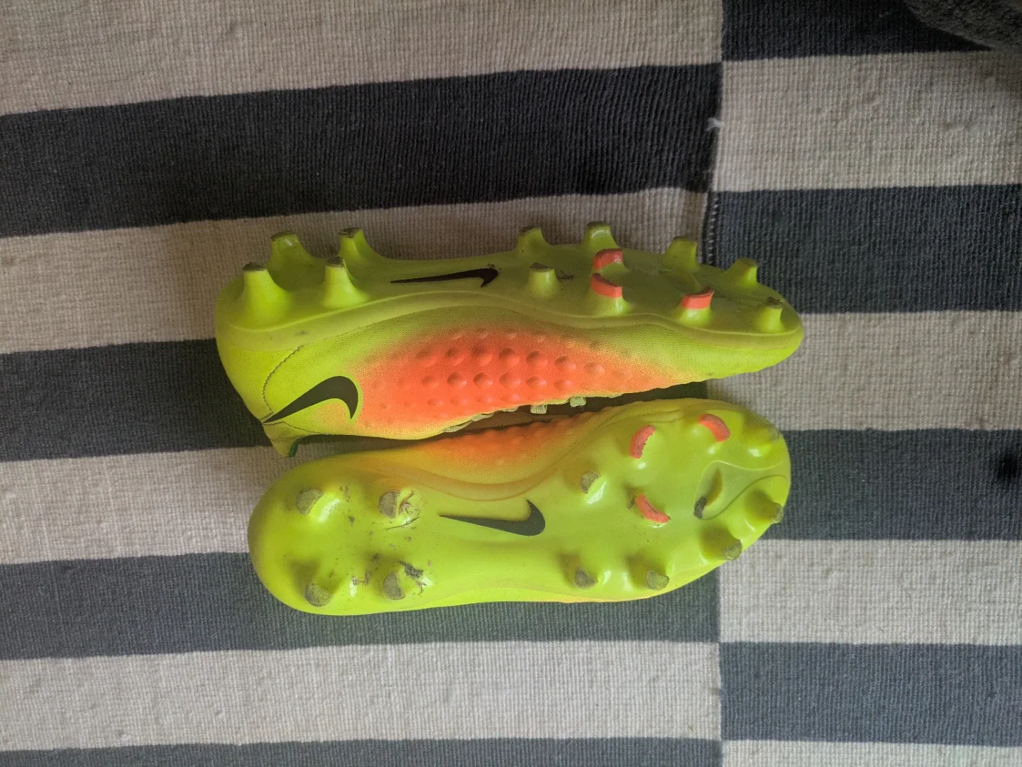 Nike Soccer Cleats - Size US 8 image indicator(3)