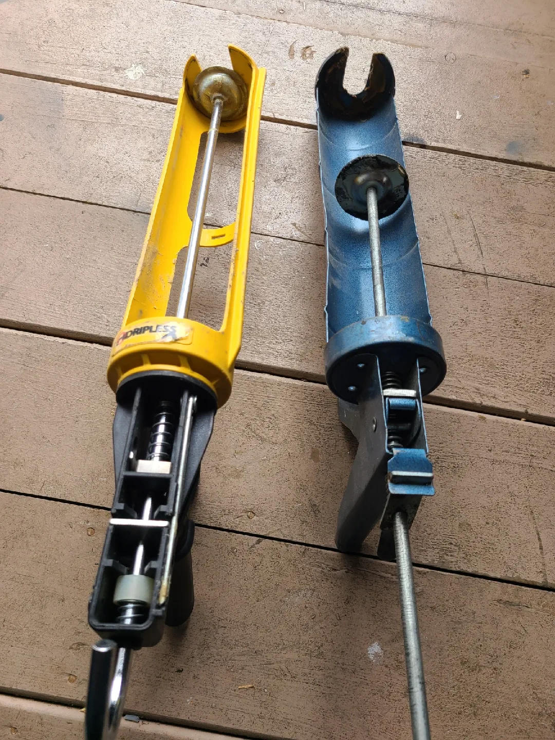 LePage PL 400 Subfloor Adhesive & Dripless Caulking Gun image indicator(3)