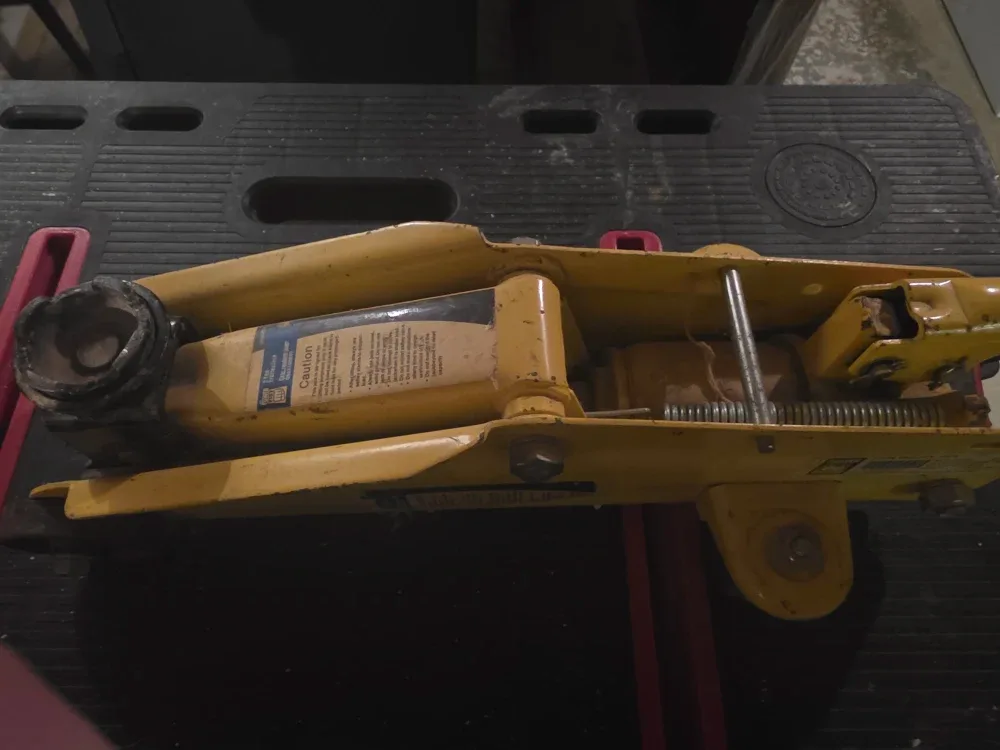 Yellow Hydraulic Floor Jack image indicator(2)