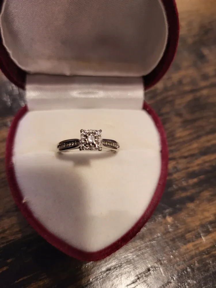 10k White Gold Diamond Engament ring