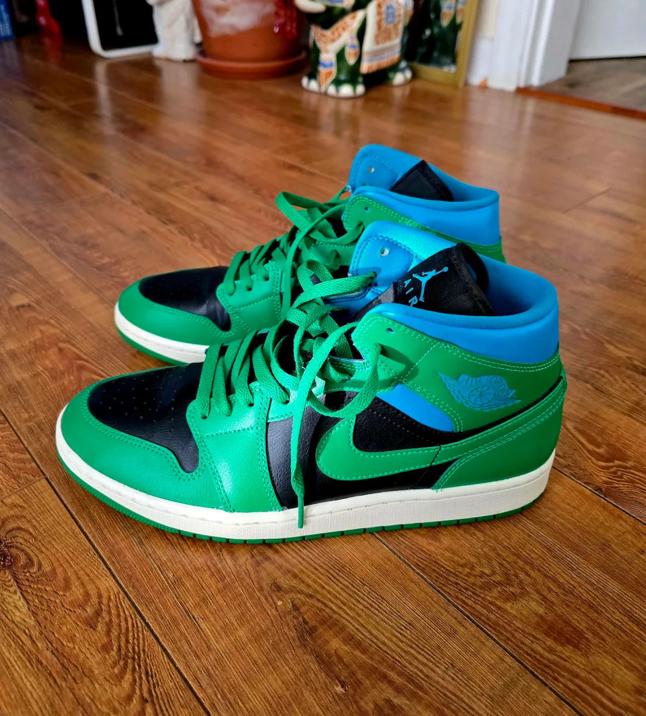 Jordan 1 Mid "Lucky Green Aquatone" image indicator(2)
