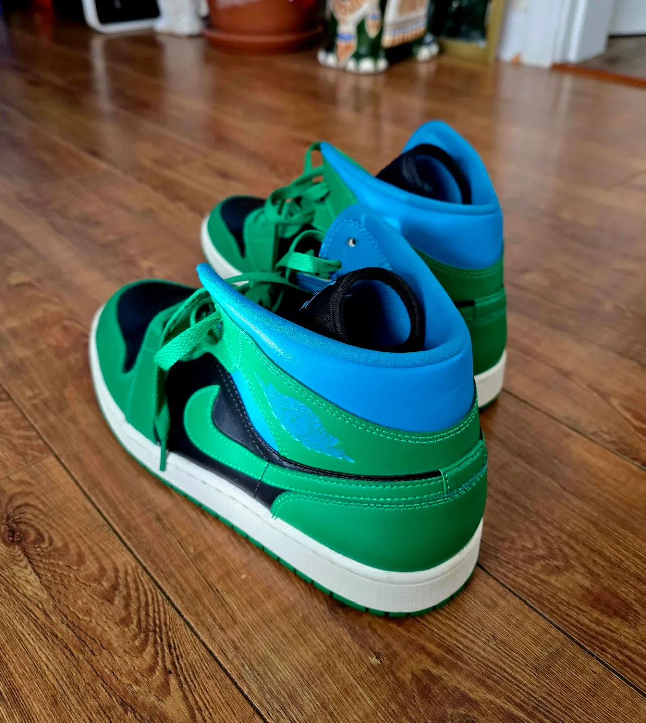 Jordan 1 Mid "Lucky Green Aquatone" image indicator(3)