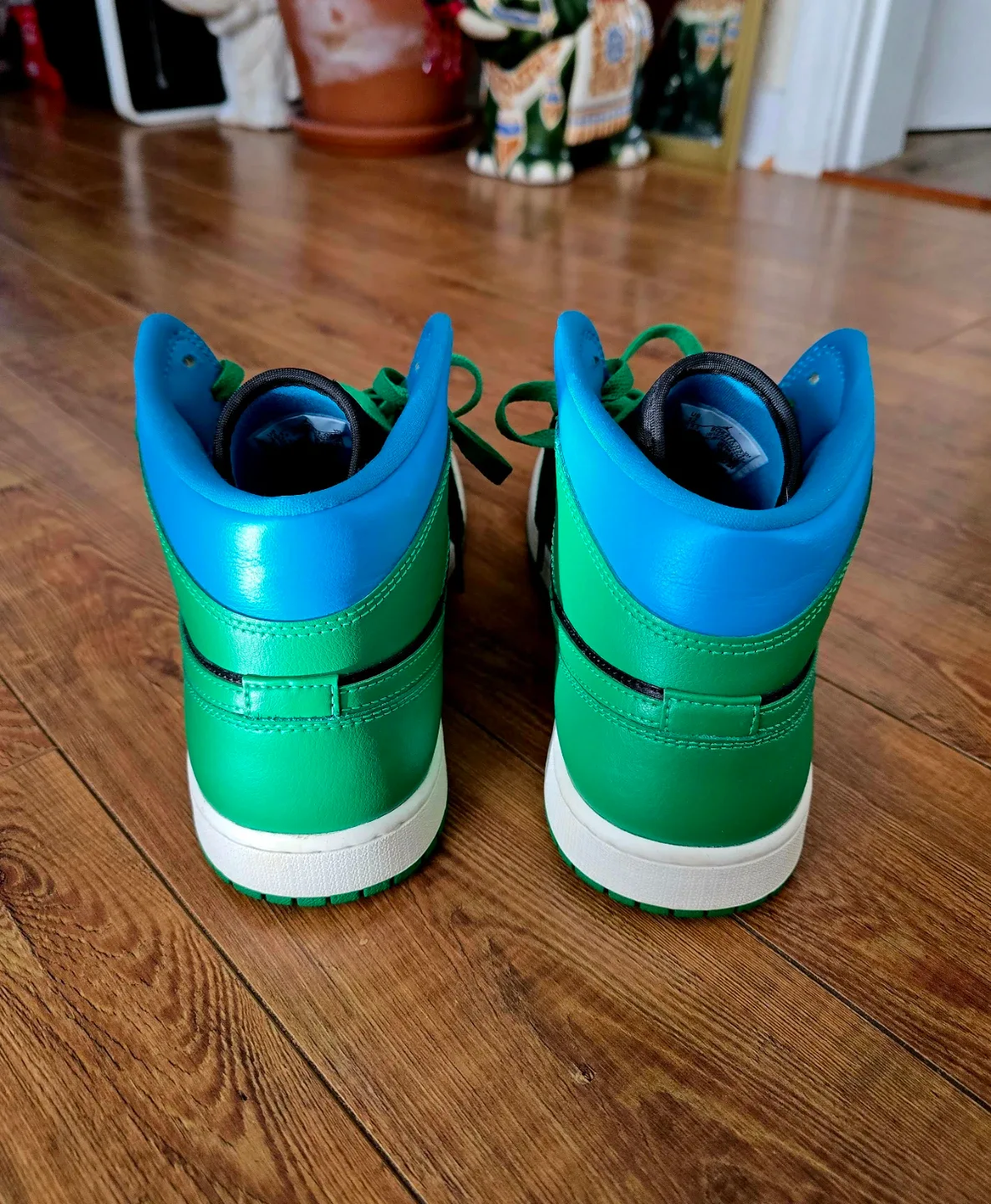 Jordan 1 Mid "Lucky Green Aquatone" image indicator(4)