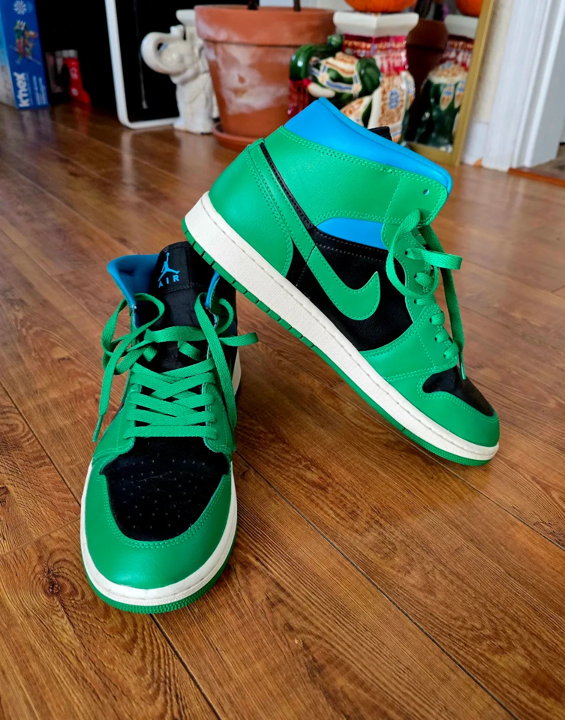 Jordan 1 Mid "Lucky Green Aquatone" image indicator(5)
