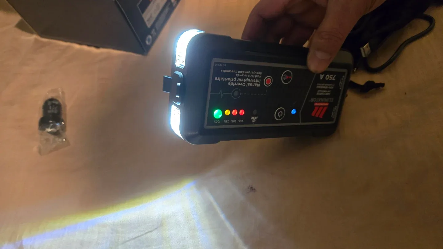 MotoMaster Eliminator 750A Jump Starter & Power Bank image indicator(3)