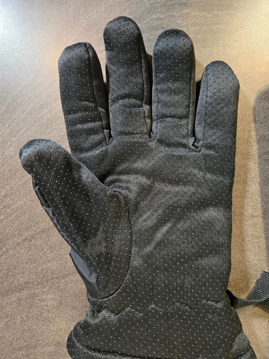 Black Winter Gloves image indicator(3)