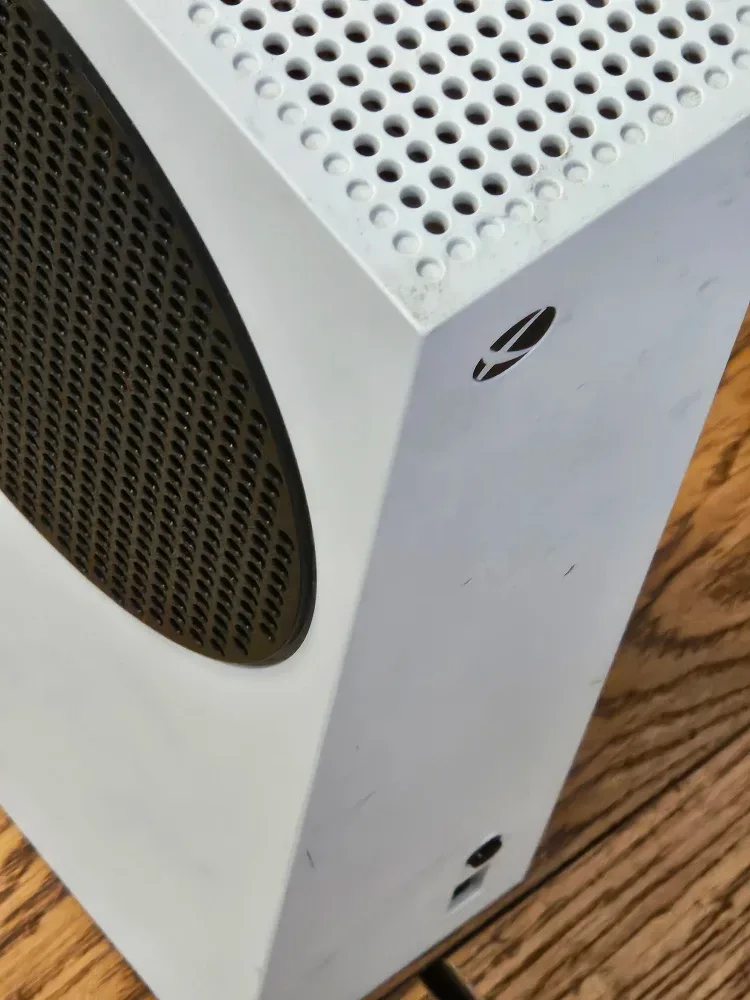 Xbox Series S Console - White ($210) image indicator(3)