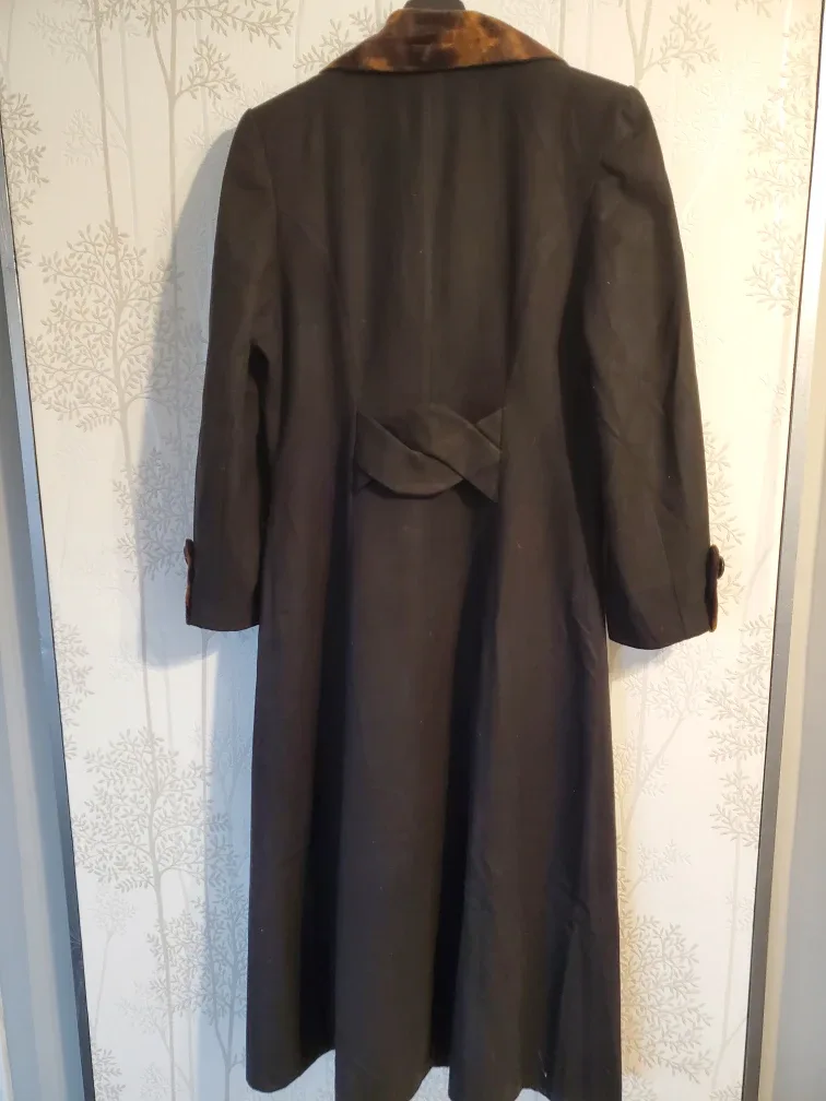 Vintage Women’s Coat – Unique Faux Fur Details image indicator(2)