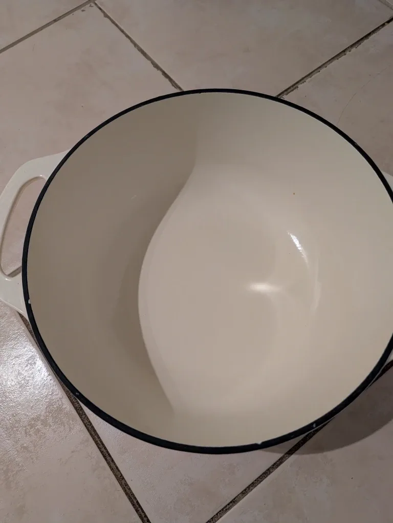 White Dutch Oven with Lid image indicator(2)