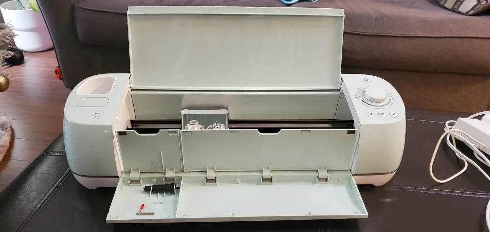 Cricut Explore Air 2 with accessories image indicator(3)