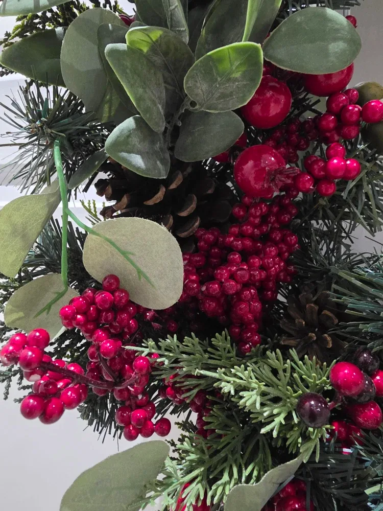 Christmas Wreath with Berries & Greenery image indicator(2)