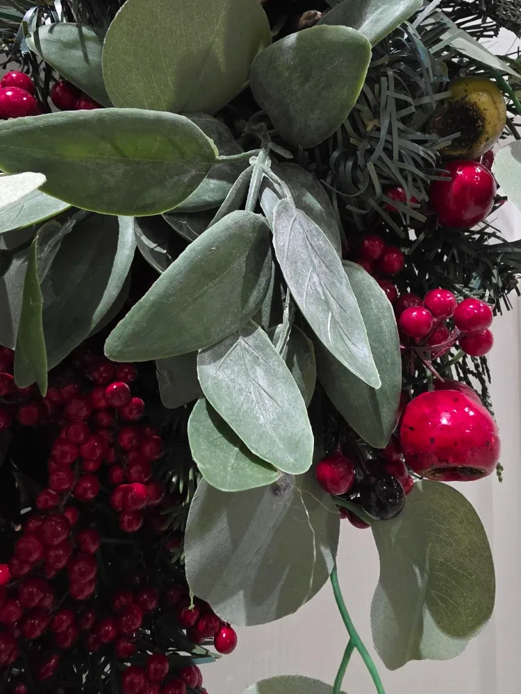 Christmas Wreath with Berries & Greenery image indicator(3)