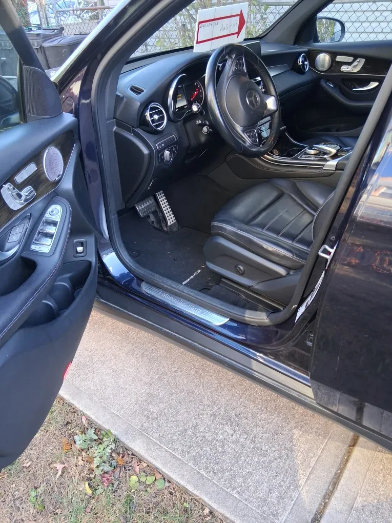 Mercedes-Benz GLC 300 - Blue image indicator(8)