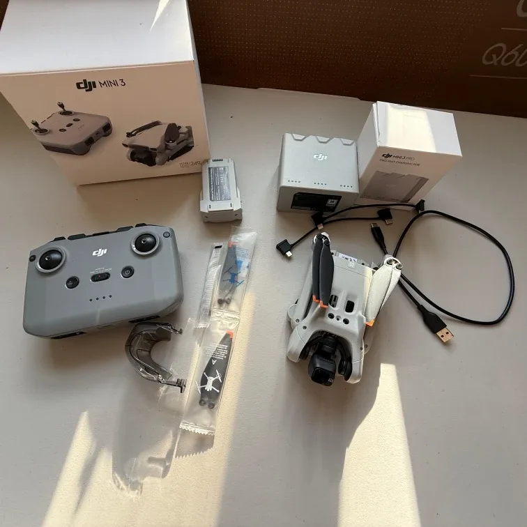 DJI Mini 3 Drone + Two Way Charging Hub- Like New! image indicator(3)