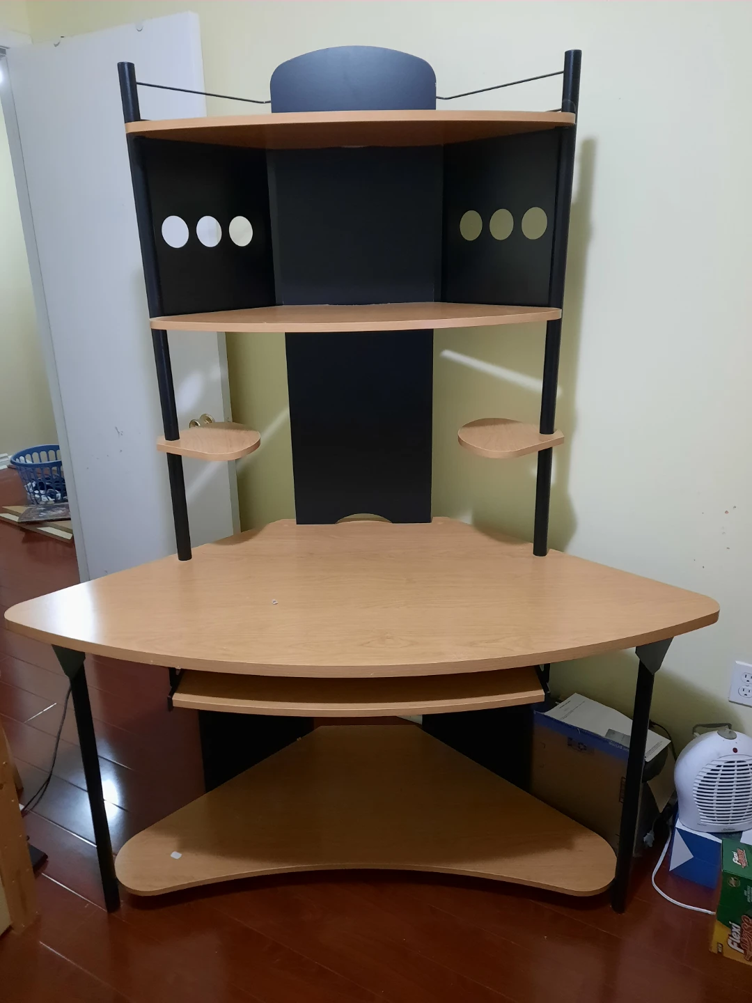 Corner Desk with Hutch