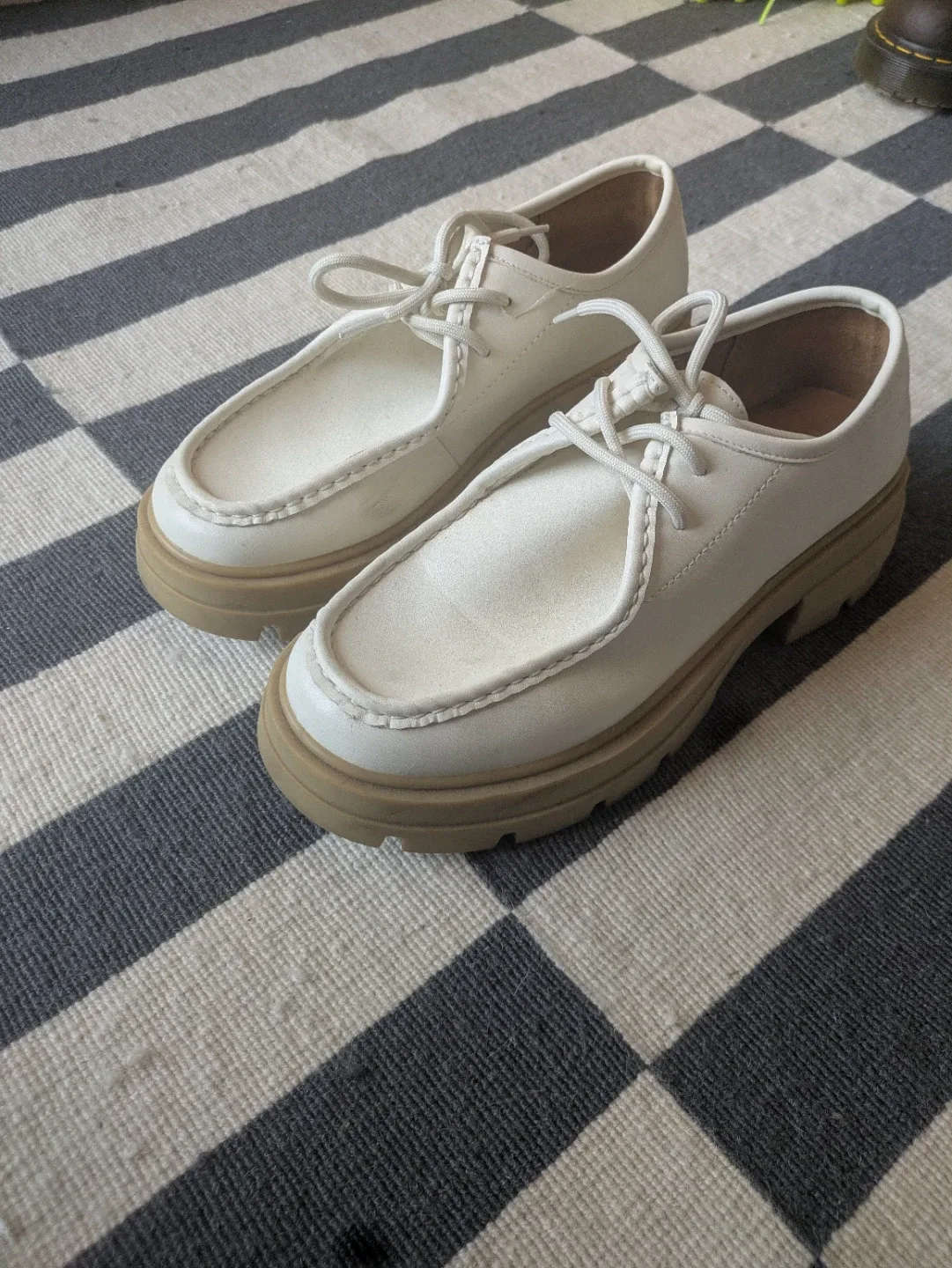 White Cushionaire Shoes, Size 9.5 W image indicator(3)