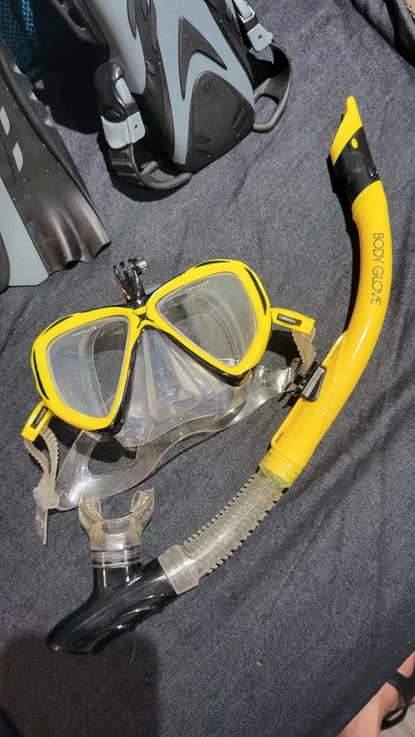 Body Glove snorkle, mask, and flippers image indicator(2)