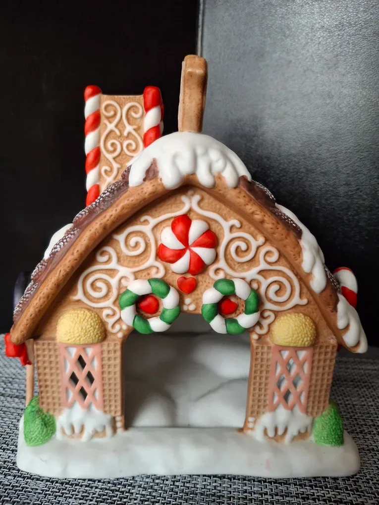 Gingerbread House Ceramic Candle Holder image indicator(3)