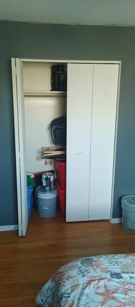 Large bedroom for rent image indicator(4)