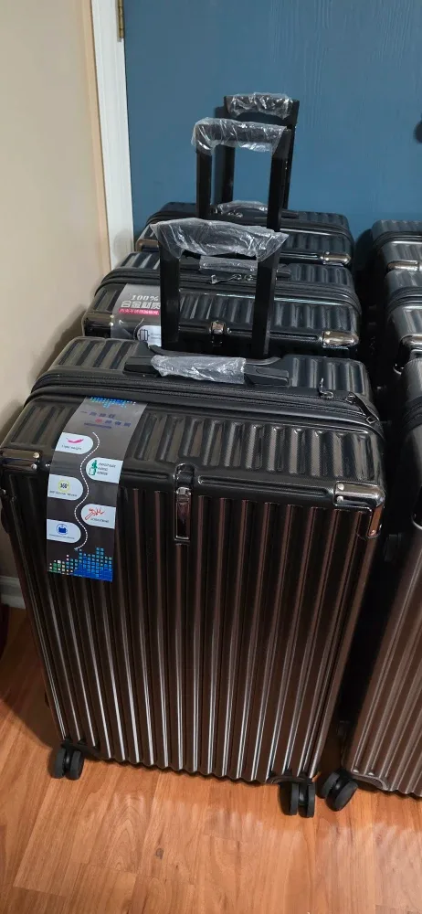 Like New Suitcase Luggage with Spinner Wheels, only used once image indicator(3)