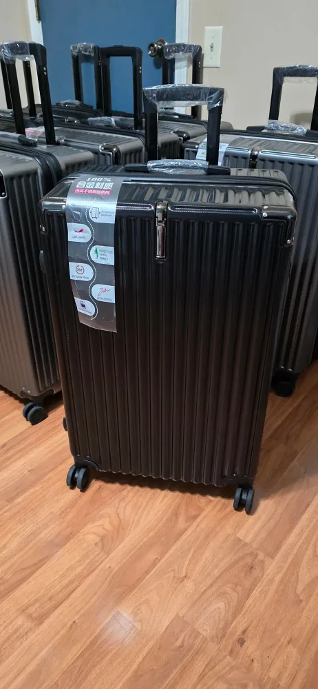 Like New Suitcase Luggage with Spinner Wheels, only used once image indicator(5)
