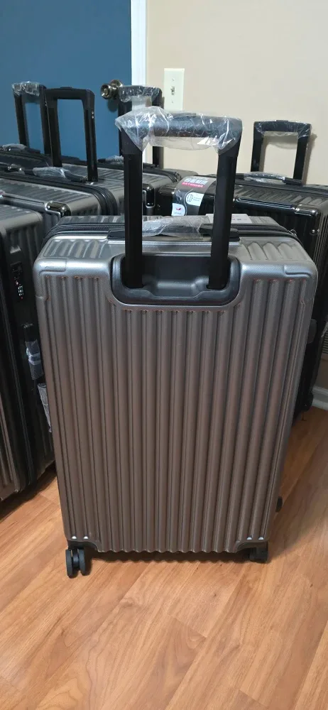Like New Suitcase Luggage with Spinner Wheels, only used once image indicator(6)