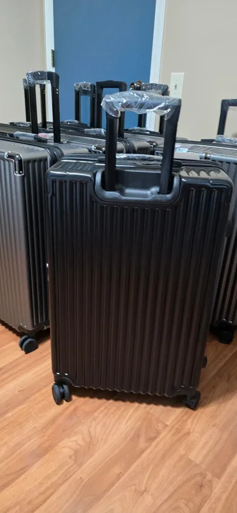 Like New Suitcase Luggage with Spinner Wheels, only used once image indicator(8)