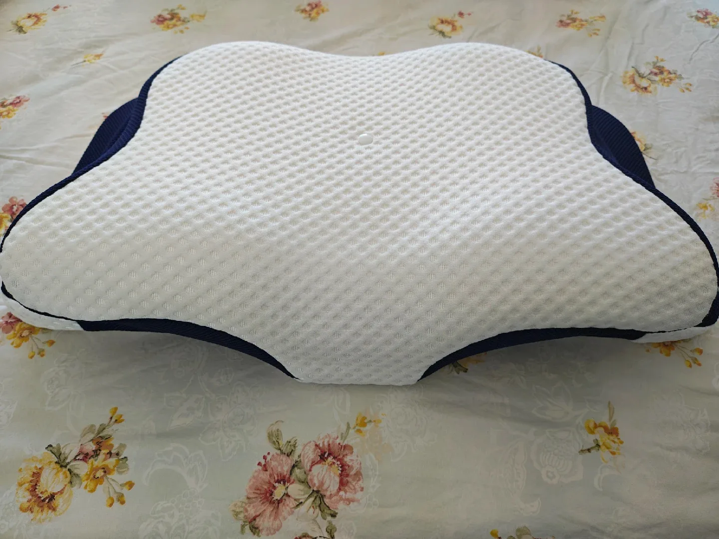 Memory Foam Cervical Pillow image indicator(3)