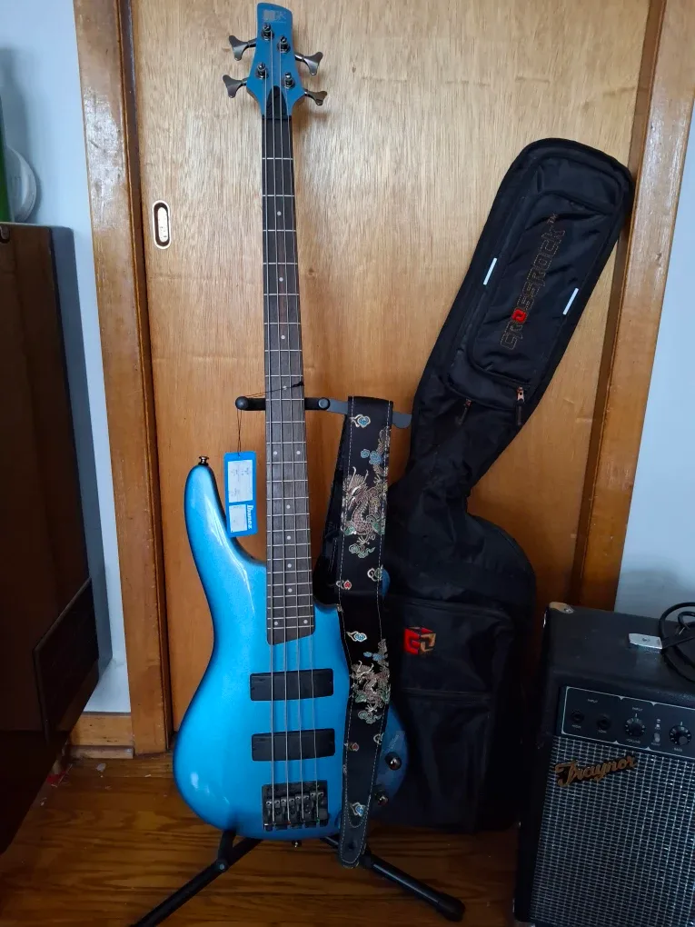 Ibanez Bass Guitar & Traynor Amp image indicator(2)