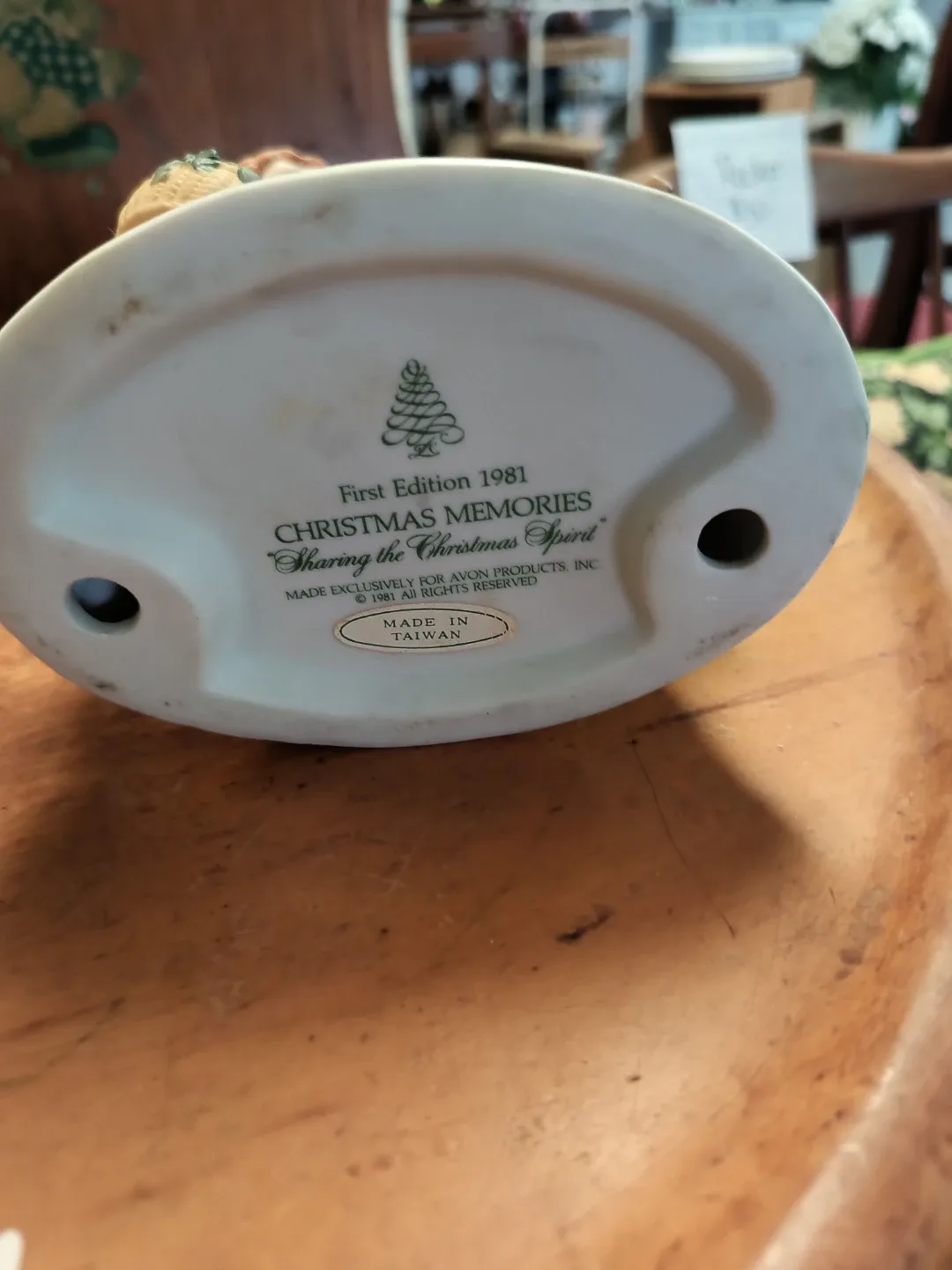 Avon Christmas Memories Figurine, First Edition 1981 image indicator(2)