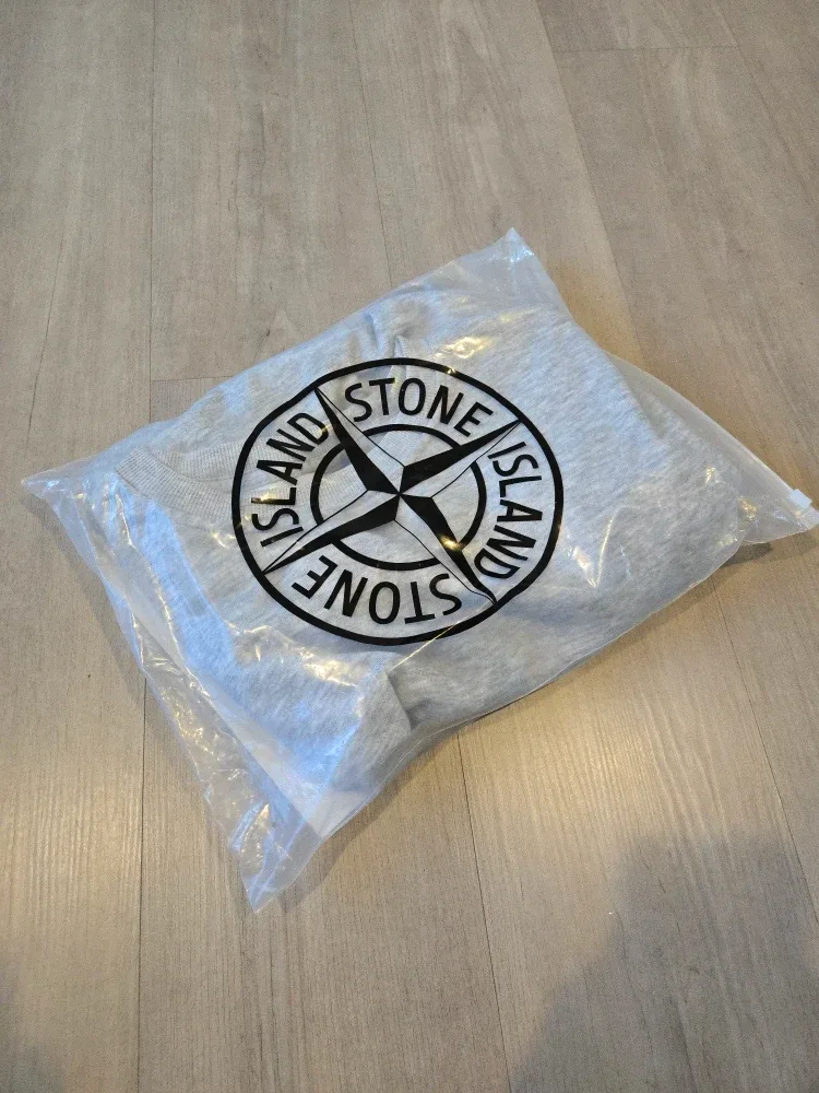 Stone Island Crewneck Sweatshirt – Size XL (Grey) image indicator(5)