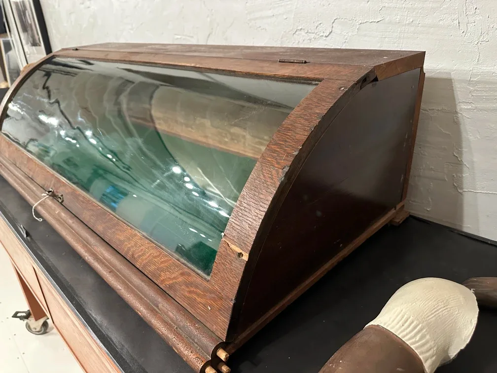Antique Oak Curved Glass Display Case image indicator(2)