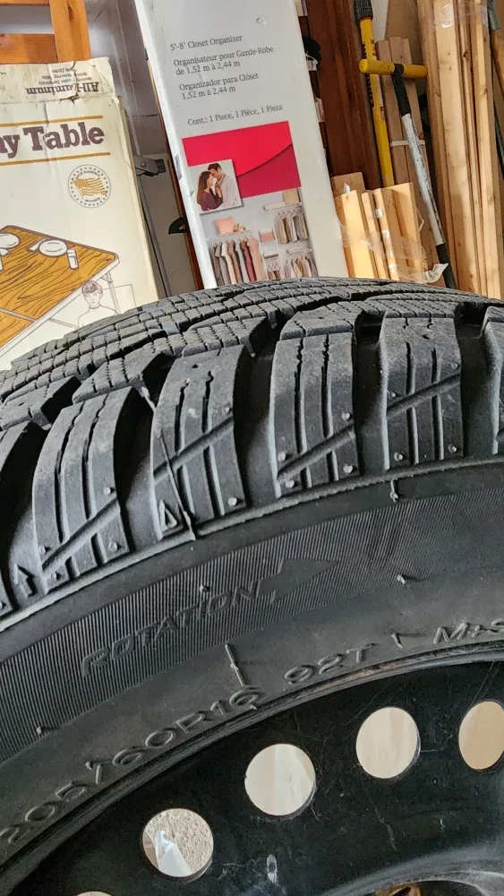 Set of 4 Winter Tires 205/60R16 image indicator(4)