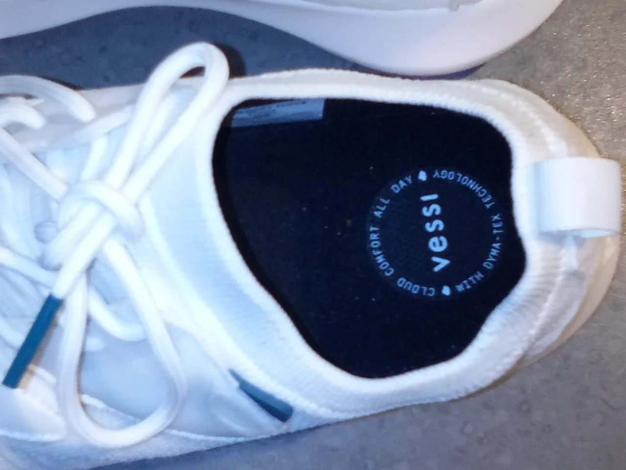 ***4 PAIRS OF "VESSE"  RUNNERS*** image indicator(8)