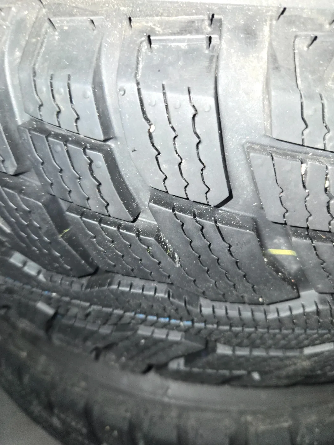 Uniroad 235/65 R17 Snow Tire image indicator(2)