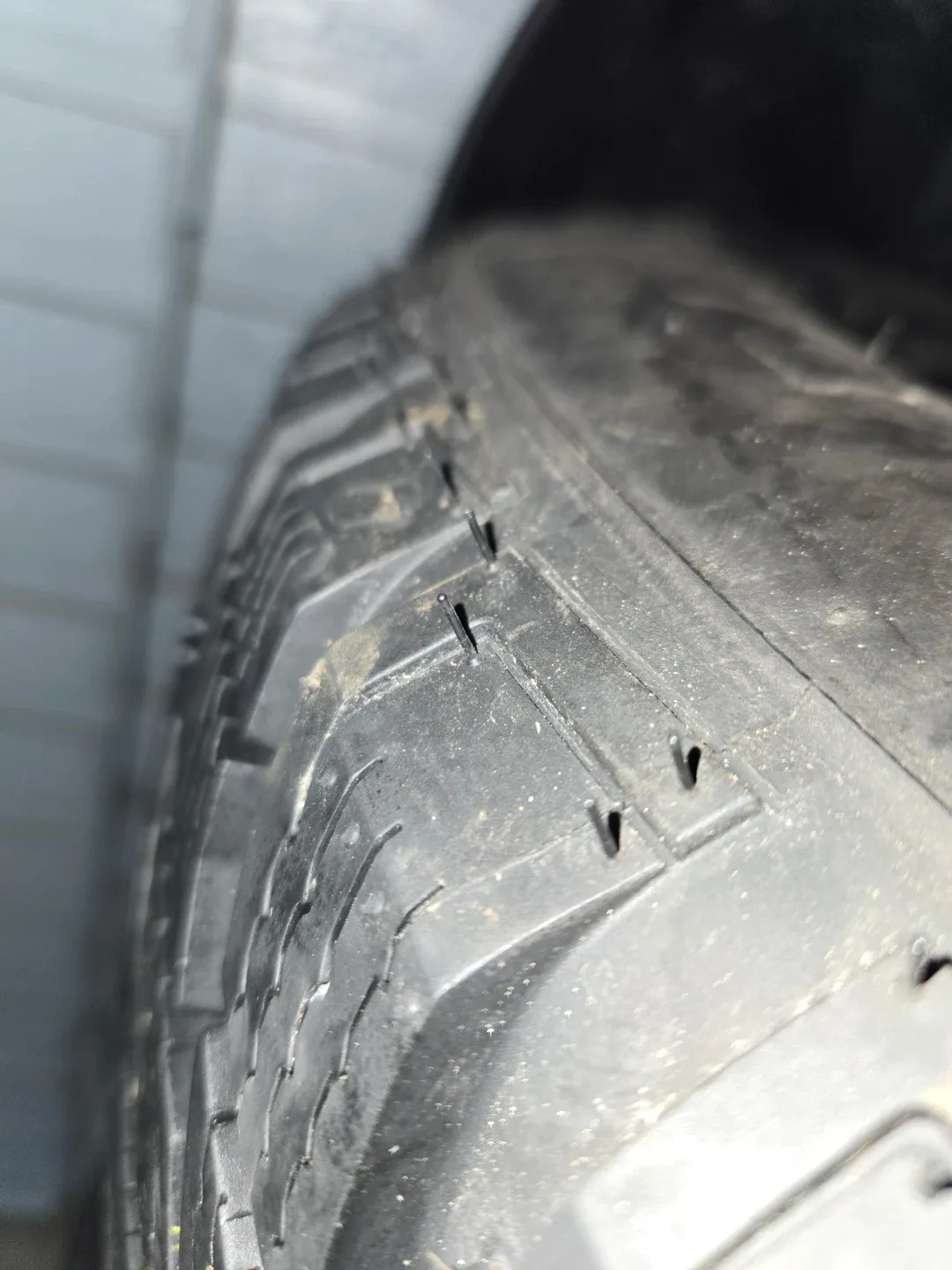 Uniroad 235/65 R17 Snow Tire image indicator(3)