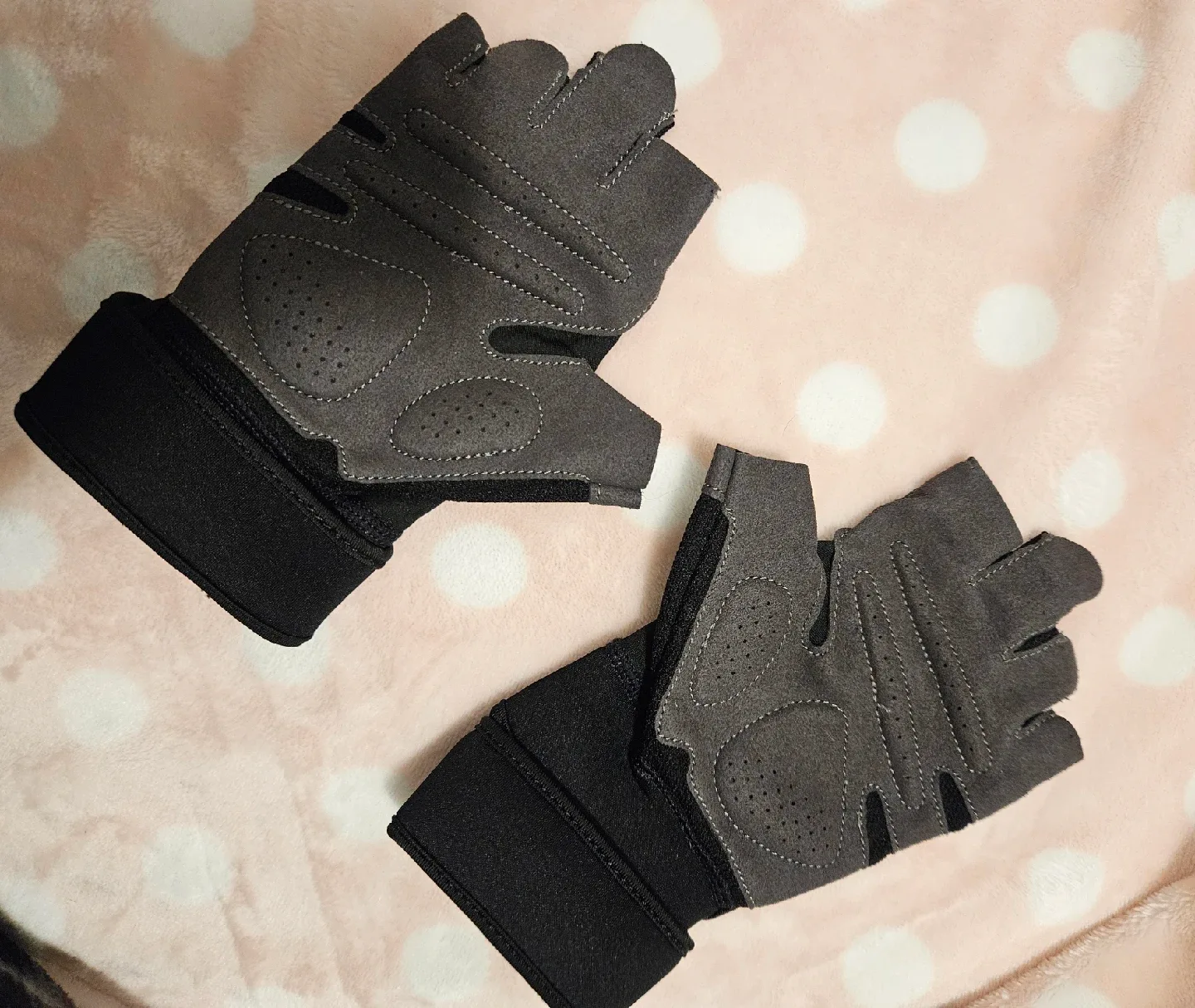 Nike Training Gloves, Size L image indicator(2)