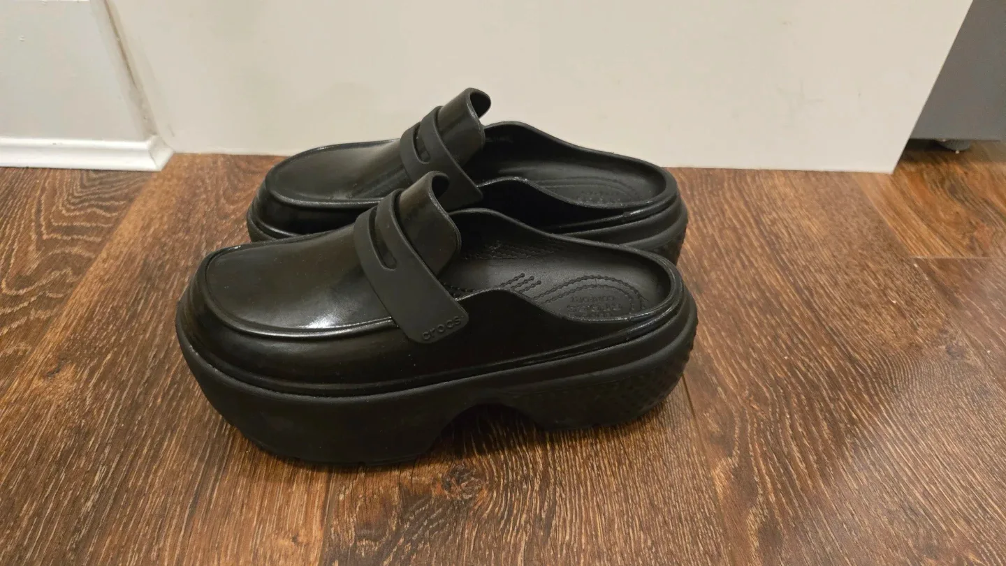 Crocs Black Platform Loafer Clogs size 7 image indicator(2)