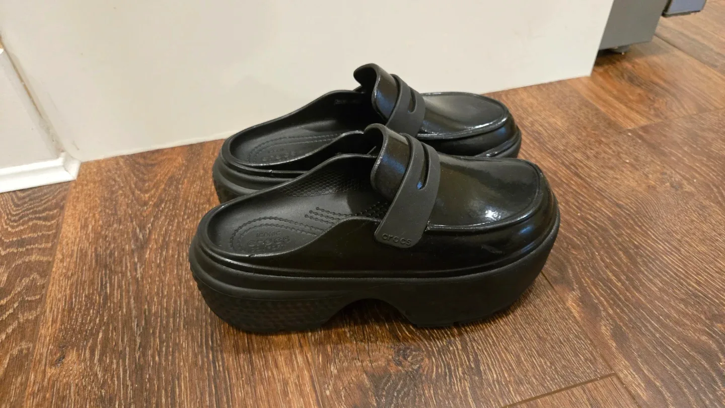 Crocs Black Platform Loafer Clogs size 7 image indicator(4)