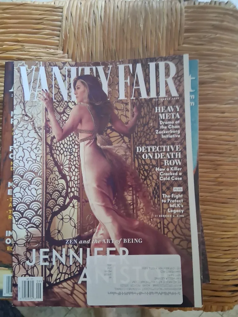 Vanity Fair & Vogue Magazines image indicator(2)